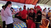 Prosesi Pencatatan Sipil di Desa Silanca Dalam Acara Bunga Desa Oleh Bupati Poso dr. Verna GM Inkiriwang. FOTO : Ferdinand