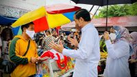 presiden-jokowi-bagikan-blt-di-pasar-angso-duo-jambi