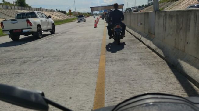 30136-kendaraan-motor-lewat-tol-balsam-inibalikpapancom