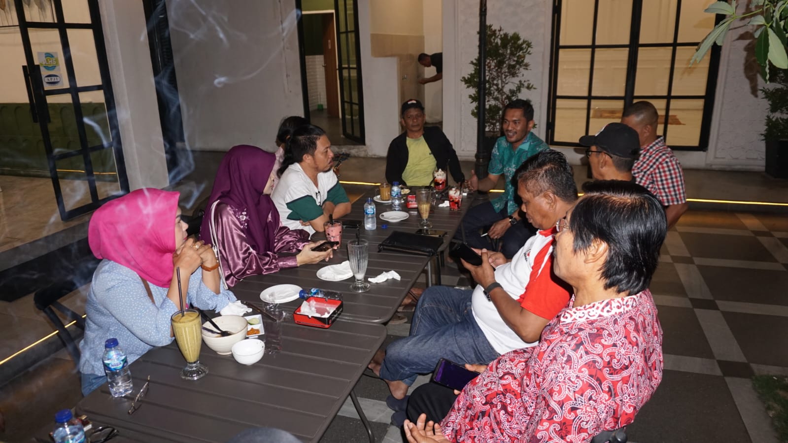 BAHAS DEKLARASI: Warga yang tergabung dalam KBMMLT sedang membahas rencana deklarasi organisasi tersebut di Cafe Floyd di Palu, Sabtu malam tadi.
